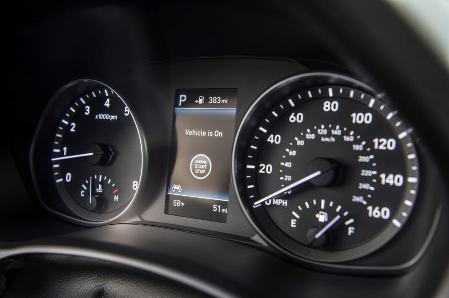 Панель приборов Hyundai Elantra GT Sport 2017 года  (фото 4 из 40)